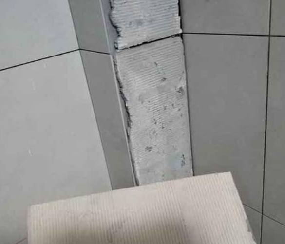 新田瓷砖空鼓维修公司分享下厨房瓷砖脱落的补救措施。